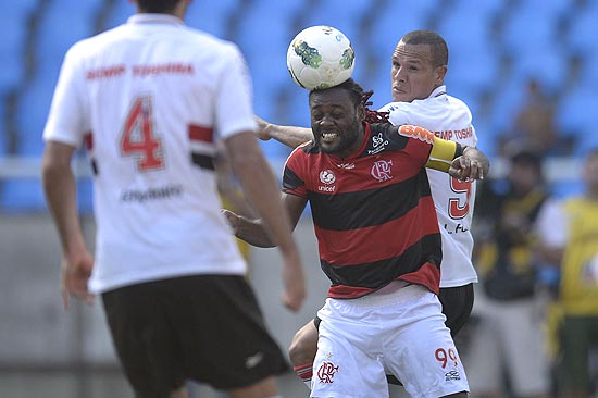 Vagner Love (com a bola) e Luis Fabiano, em lance do jogo entre Flamengo e So Paulo