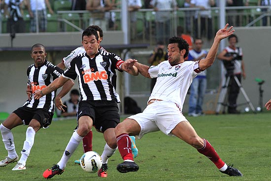 Fred (dir.) disputa bola com Rever durante jogo entre Fluminense x Atltico-MG