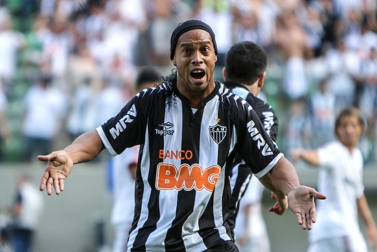 Ronaldinho reclama de gol anulado no jogo contra o Fluminense, em Belo Horizonte