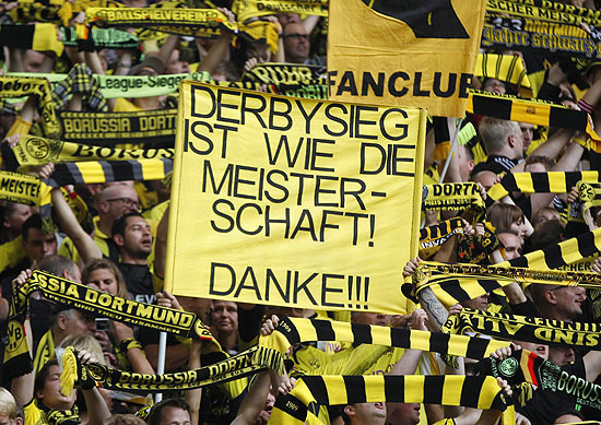 Torcida do Borussia Dortmund lota estádio para acompanhar o time no Alemão