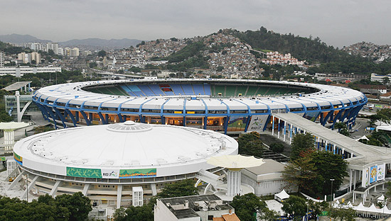 Vista do estdio do Maracan e do ginsio do Maracanzinho, no Rio de Janeiro. Apesar de tombado pelo Patrimnio Histrico, o estdio foi implodido para ser reconstrudo para a Copa de 2014