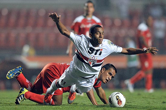 O atacante Ademilson cai durante jogo entre So Paulo e Liga de Loja, pela Sul-Americana-2012