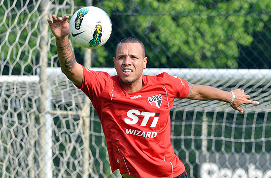 O atacante Luis Fabiano durante treino do So Paulo