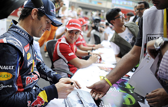 O australiano Mark Webber participa de sesso de autgrafos ao lado de Felipe Massa