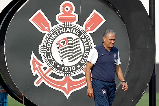 Tite durante treino do Corinthians no CT Joaquim Grava