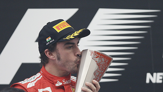 Fernando Alonso beija o troféu pelo segundo lugar no GP da Índia