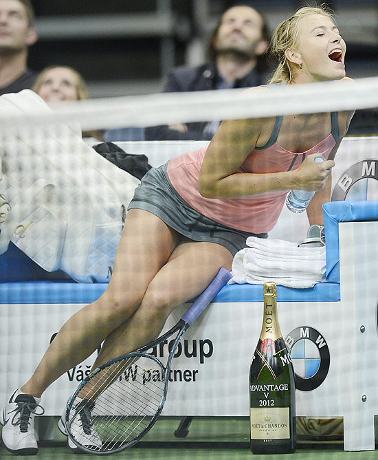 A tenista russa Maria Sharapova se diverte durante jogo de exibio em Prata (Repblica Tcheca)