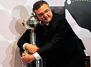 Gobbi abraça o troféu da Libertadores