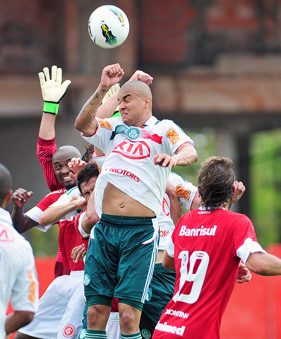Momento em que o atacante Barcos coloca a mo na bola durante jogo entre Inter-RS x Palmeiras