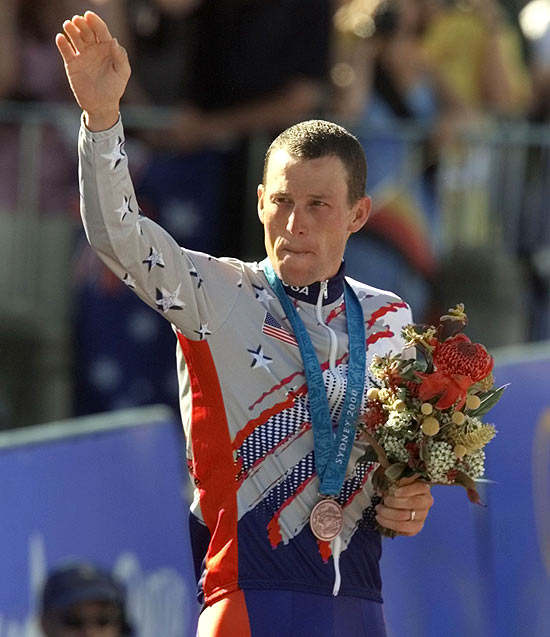 O ciclista Lance Armstrong com a medalha nos Jogos Olmpicos de Sydney, em 2000