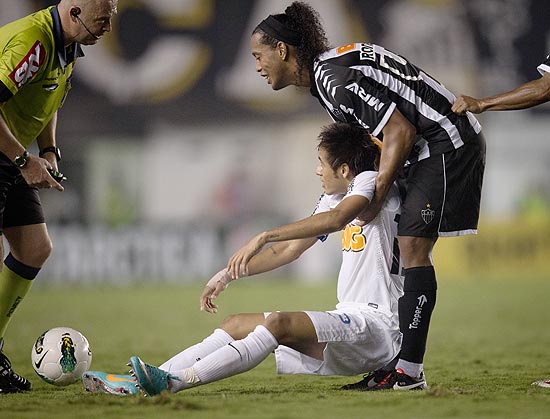 Neymar  levantado por Ronaldinho durante jogo entre Santos e Atltico-MG, na Vila