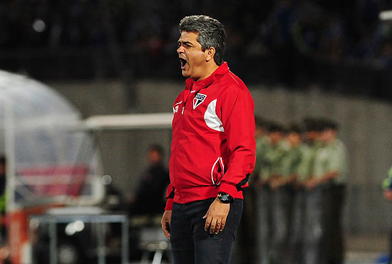O técnico do São Paulo, Ney Franco, orienta o time na partida no Chile, pela Sul-Americana