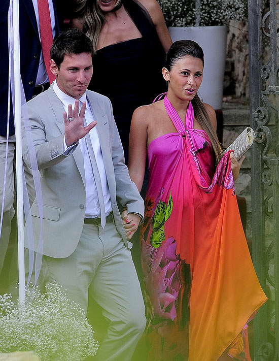 Messi e a namorada, Antonella Roccuzzo, no casamento do meia Andres Iniesta, em Altafulla (Espanha), em julho