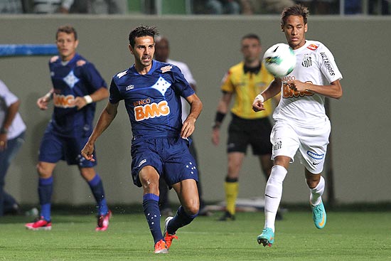 Leandro Guerreiro e Neymar ( direita) em lance do jogo entre Cruzeiro e Santos