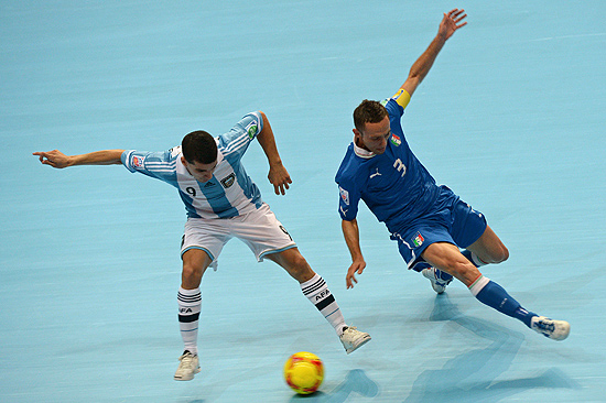 Marcio Forte (dir.), da Itália, disputa a bola com o argentino Cristian Borruto na Copa do Mundo de futsal