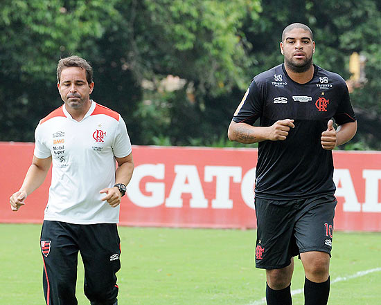 O atacante Adriano corre em treino do Flamengo 