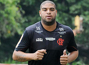 Adriano corre em treino do Flamengo, em outubro de 2012