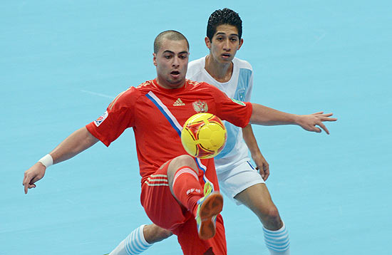 Éder Lima (vermelho) domina a bola pela seleção da Rússia contra a Guatemala