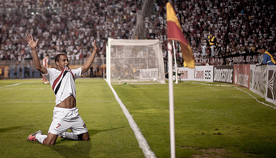 Lucas comemora o seu gol marcado na vitria do So Paulo sobre a Universidad do Chile