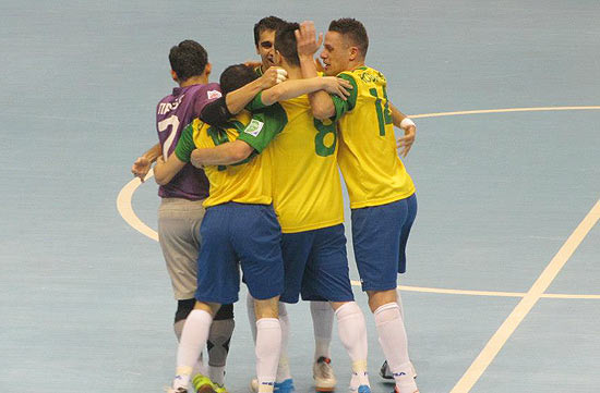 Jogadores do Brasil comemoram gol sobre Portugal na última partida da primeira fase