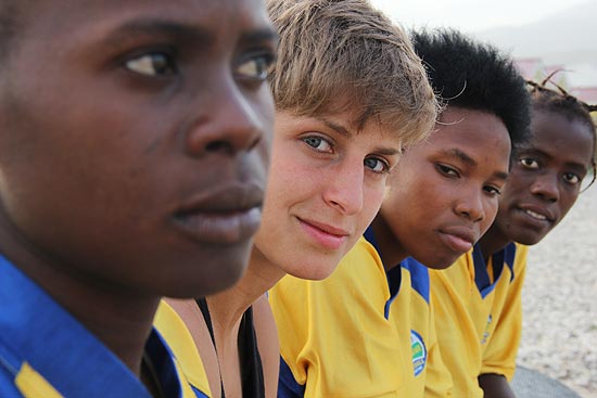 A jogadora de futebol Kimberly Boulos, ao lado de colegas de time, no Haiti