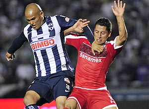O atacante chileno Humberto Suazo ( esquerda)  um dos destaques do Monterrey