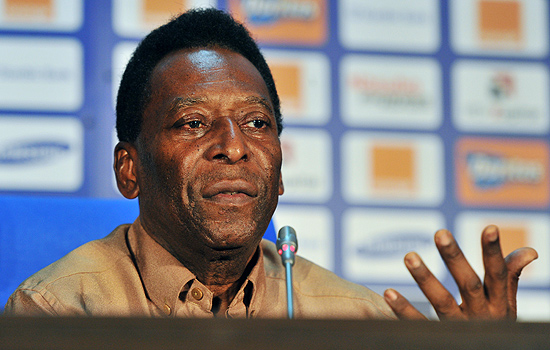 O ex-jogador Pelé dá entrevista no começo deste ano, em Libreville