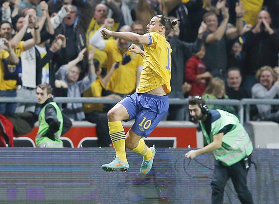 O atacante Zlatan Ibrahimovic comemora um gols quatro gols sobre a Inglaterra, no Friends Arena