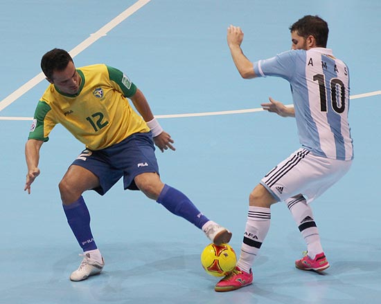 Falcão (esq.) tenta escapar da marcação de Martin Amas, da Argentina 