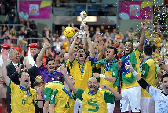Vincius, capito da seleo brasileira, ergue a taa de campeo da Copa do Mundo de futsal