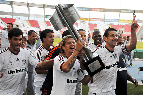 Jogadores do Fluminense levantam a taa de campeo do Campeonato Brasileiro de 2012