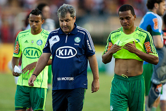 O tcnico Gilson Kleina deixa o campo de Volta Redonda aps empate com o Flamengo