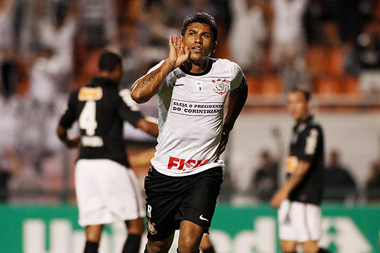 Paulinho comemora gol do Corinthians sobre o Coritiba com a camisa sem patrocinador máster