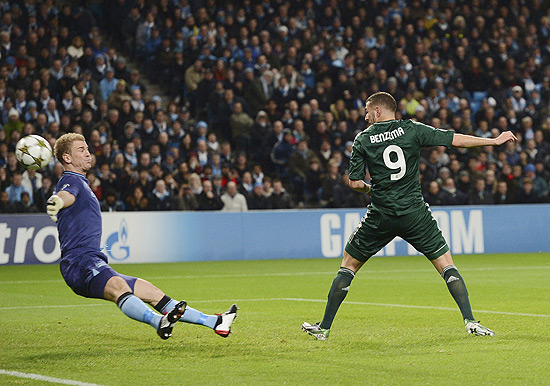 Benzema (9) marca o primeiro do Real Madrid sobre o Manchester City, do goleiro Joe Hart