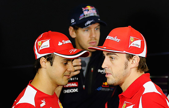 Massa e Alonso, da Ferrari, em Interlagos com Vettel, da Red Bull, ao fundo
