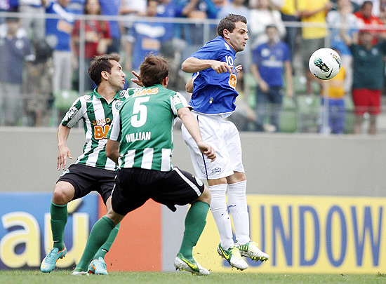 Montillo tenta dominar a bola marcado por dois rivais do Coritiba, no estádio Independência, em Belo Horizonte