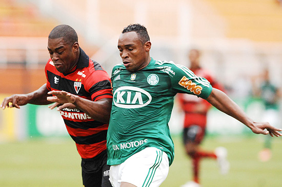 Obina (dir.) em lance durante a partida entre Palmeiras e Atltico-GO, no Pacaembu