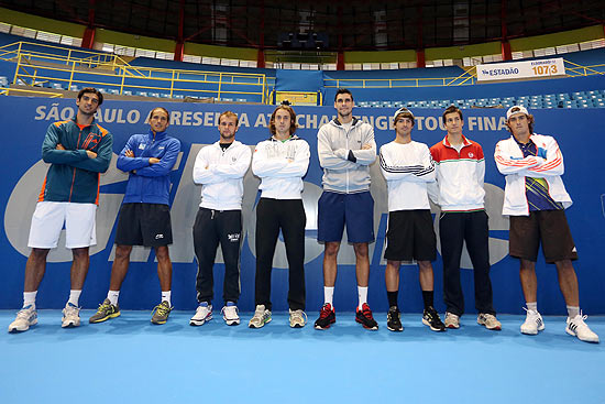 Os oito tenistas das Finais do Challenger posam no ginsio do Ibirapuera