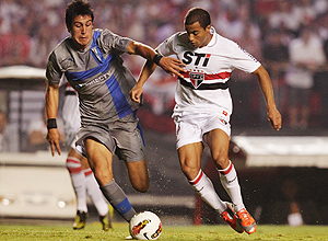 Lucas dribla jogador do Universidad Católica durante empate que garantiu ao São Paulo vaga na final da Sul-Americana