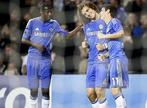 Os brasileiros Ramires ( esquerda), David Luiz e Oscar, do Chelsea