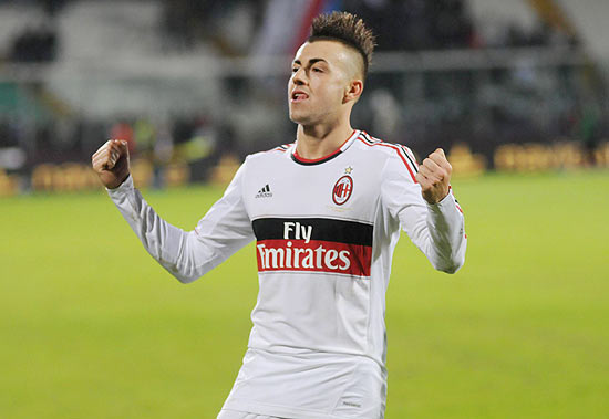 O atacante Stephan El Shaarawy comemora um gol do Milan sobre o Catania