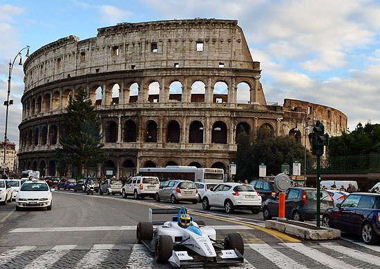 O piloto brasileiro Lucas Di Grassi pilota carro da Fórmula E por rua da capital italiana