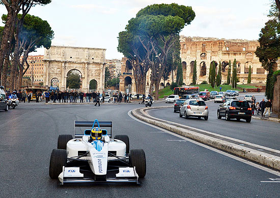 O piloto brasileiro Lucas Di Grassi em protótipo de carro da Fórmula E, em frente ao Coliseu, em Roma