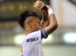 Neymar comemora gol na Vila Belmiro