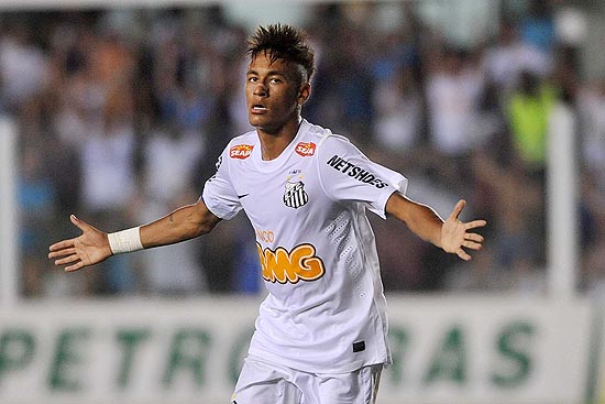 Neymar exibe emblema de patrocinadores desta temporada em jogo no Pacaembu