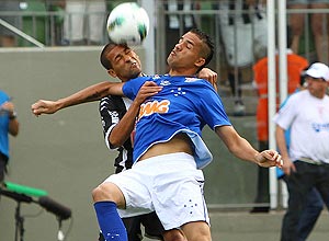 Anselmo Ramon, do Cruzeiro, disputa a bola com Pierre, do Atltico