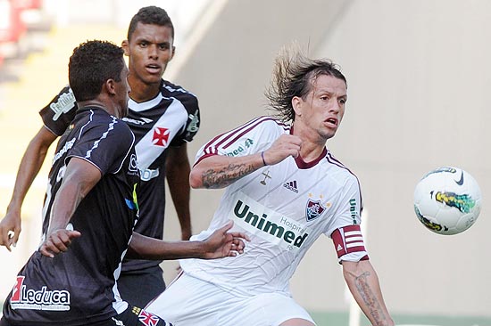 Diguinho, do Fluminense, disputa jogada contra dois vascaínos, no Engenhão. O time carioca é o atual vencedor do Campeonato Brasileiro