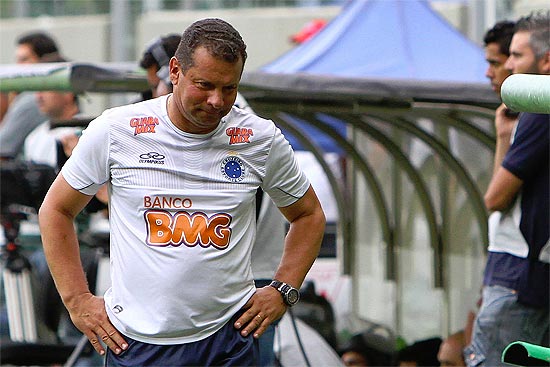 O tcnico Celso Roth no comando de seu ltimo jogo no Cruzeiro