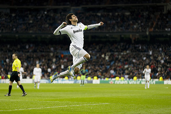 Kaká comemora seu gol contra o Ajax