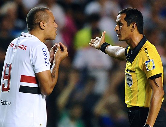 Luis Fabiano discute com o árbitro, mas não evita a expulsão